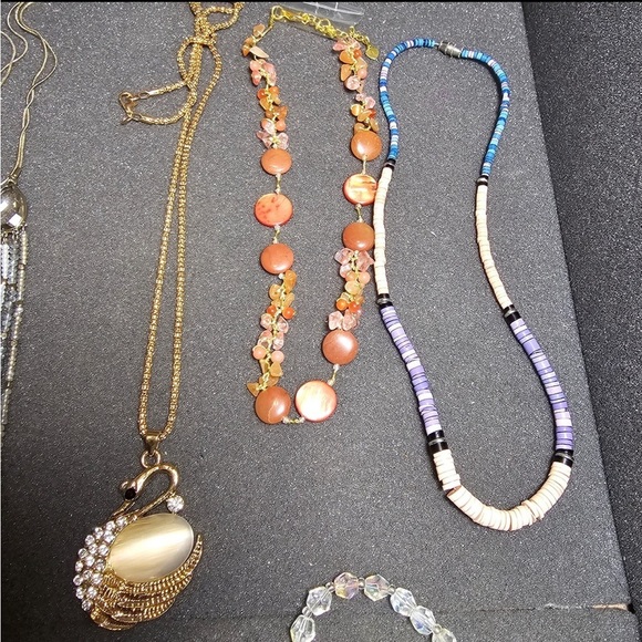 Lot Of 12 Fashion Jewelry Necklaces Various Styles Colors And Makes - Picture 8 of 10